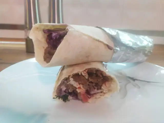 Dwa tortille z mięsem, warzywami i sosem – tak wygląda pyszny kebab.