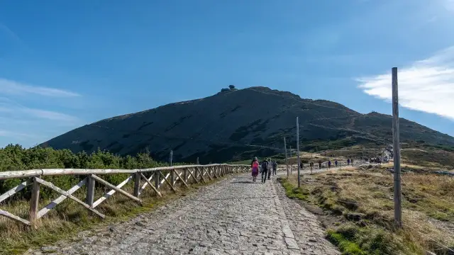 Śnieżka: Karkonosze, szlaki, pogoda. Jak zdobyć królową Sudetów?
