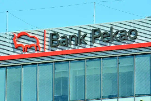 Logo Bank Pekao na budynku. Zastanawiasz się nad pekao zamknięcie konta?