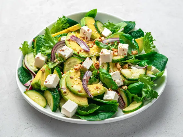 Zielone awokado w sałatce? 5 sposobów bez cytryny!