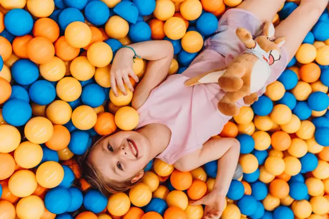 Zajęcia sensoryczne dla dzieci - co to jest i jak wspierają rozwój