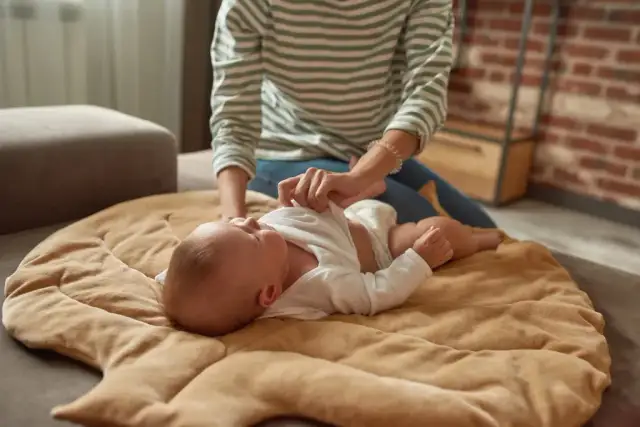 Jak ubrać niemowlaka w domu przy 22 stopniach, aby uniknąć przegrzania
