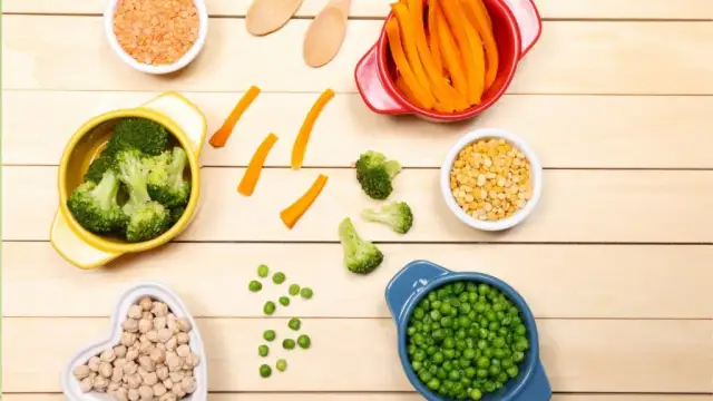 Od kiedy por dla niemowlaka? Kluczowe informacje o wprowadzaniu warzyw