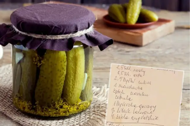 Co potrzeba do kiszenia ogórków, aby uzyskać idealny smak i chrupkość