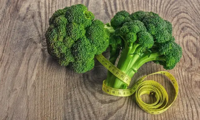 Jakie warzywa na redukcji: niskokaloryczne opcje, które sycą