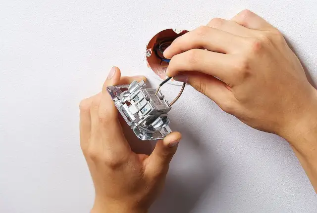 Jak podłączyć łącznik jednobiegunowy bezpiecznie i skutecznie