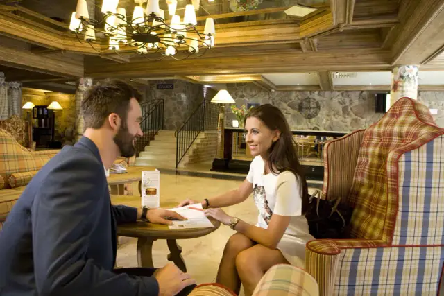 Strój na kolację w hotelu: Jak uniknąć faux pas i czuć się pewnie?