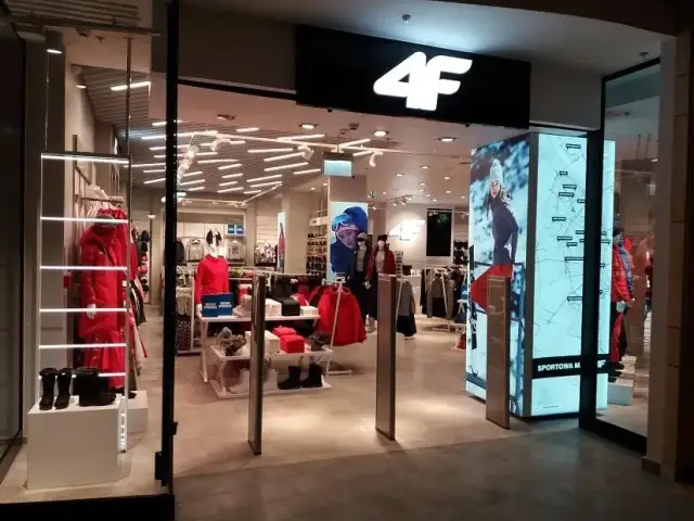 4F Złote Tarasy - Sprawdź, na którym poziomie znajdziesz sklep