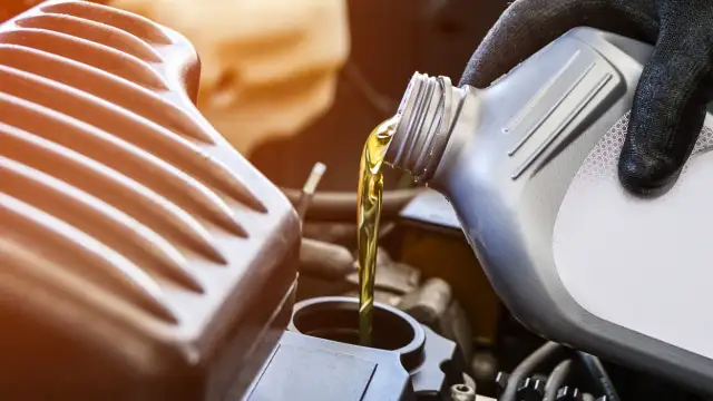 Motul czy Valvoline 5W30 - który olej zapewni lepszą ochronę silnika?