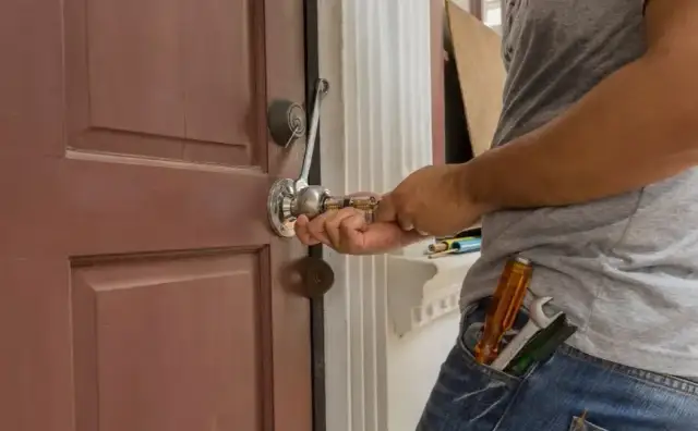 Zatrzaśnięte drzwi z kluczem w środku? Sprawdź, jak je otworzyć!