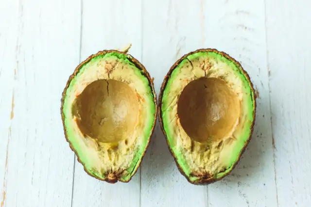 Dwa połówki awokado na białym tle. Czy adwokat może się zepsuć? Tak, jak widać na zdjęciu, nawet awokado może stracić świeżość.