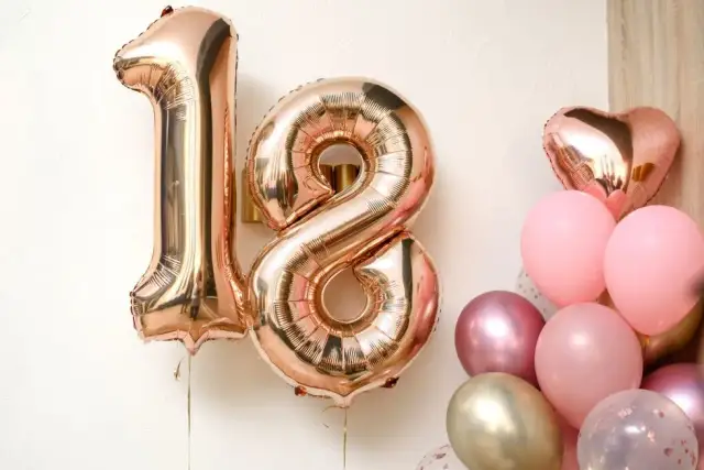 Mądre życzenia na 18 urodziny od rodziców, które wzruszą serce