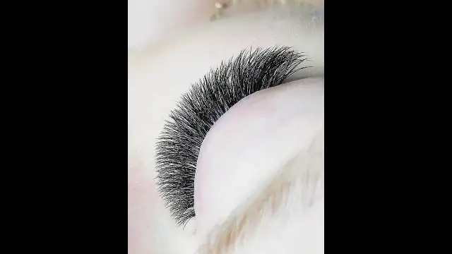 Jak przycinać sztuczne rzęsy, aby uniknąć nieestetycznego wyglądu