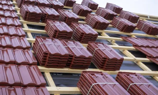 Jak się kładzie dachówkę? Kluczowe kroki i błędy do uniknięcia