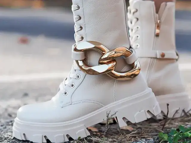 Białe trapery: Klucz do modnych stylizacji. Jak je nosić?