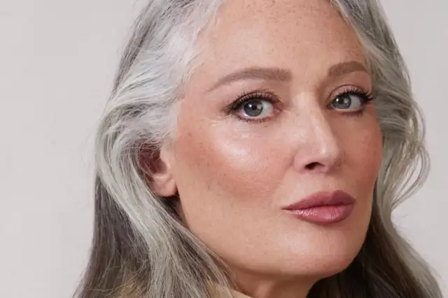 Jaki puder do cery dojrzałej? Sekret gładkiej skóry po 50.