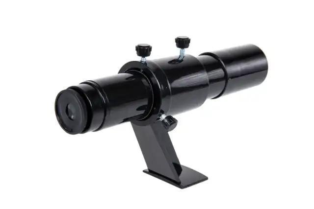 Czarny szukacz teleskopowy z mocowaniem i śrubami regulacyjnymi na białym tle.