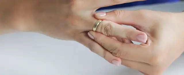 Jak bezpiecznie przeciąć obrączkę na palcu - skuteczne metody