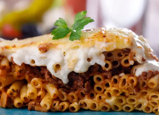 Najlepsza zapiekanka z makaronem: proste przepisy, które zachwycą