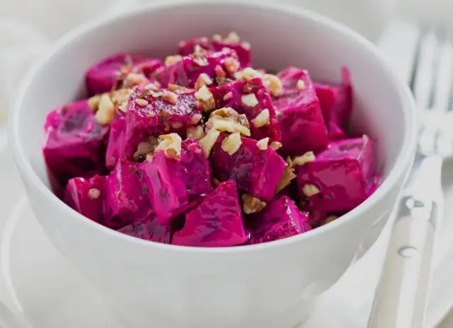 Jak zrobić sałatkę z buraków? Przepisy, triki i idealny sos