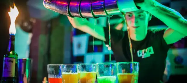 Ile zarabia barman po kursie? Zaskakujące wyniki i czynniki wpływające na pensję