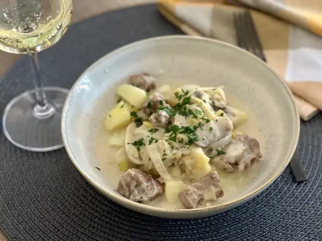 Soczysta jagnięcina: Jak uniknąć błędów i zachwycić smakiem?