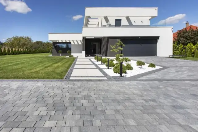 Jaką grubą kostkę na podjazd wybrać, aby uniknąć problemów?