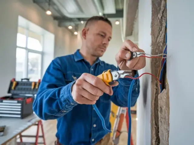 Jak położyć elektrykę w domu - uniknij najczęstszych błędów i kosztów