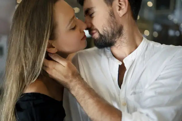 Bliskość dwojga ludzi. On delikatnie dotyka jej policzka, ona zamyka oczy. Idealny moment, by powiedzieć jej, co napisać dziewczynie, żeby było jej miło.