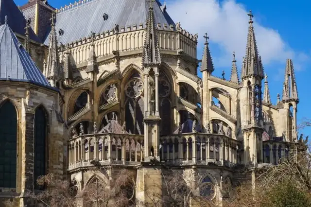 Rzeźba gotycka: historia, cechy i znaczenie w architekturze