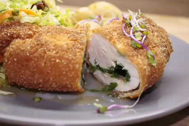 Jaka surówka do de volaille? Klasyka i nowości na talerzu