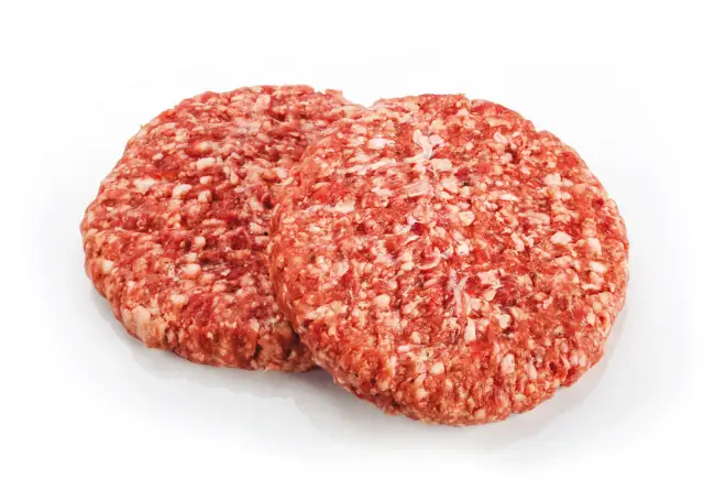 Dwa surowe kotlety mielone na burgery na białym tle.