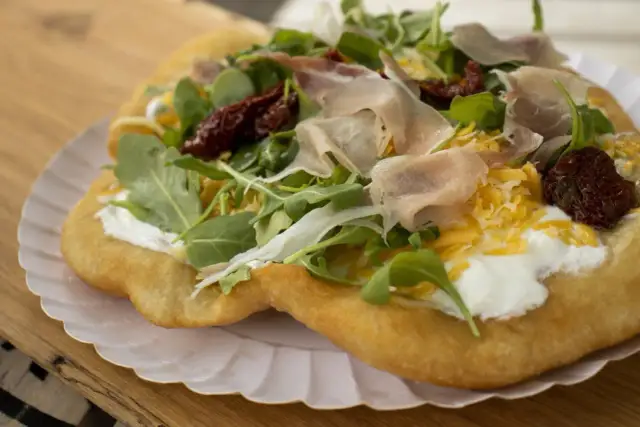 Gdzie zjeść w Węgierskiej Górce? Odkryj najlepsze lokale gastronomiczne