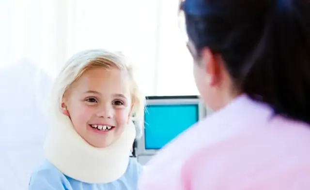 Skręcenie karku: objawy, które musisz znać. Kiedy wezwać pomoc?