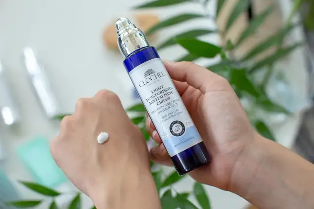 Lekki krem nawilżająco rewitalizujący dla zdrowej i promiennej cery