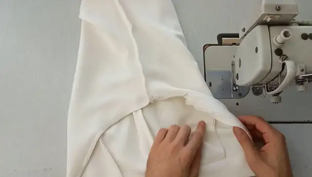 Spodnie marszczą się w kroku? Zwęż je sam! Poradnik krok po kroku