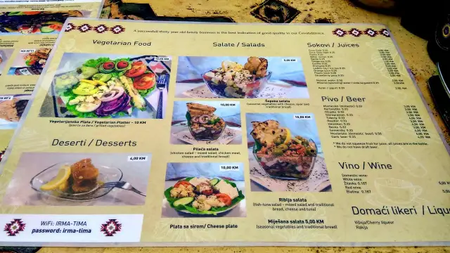 Menu z kuchnią bośniacką: wegetariański talerz, sałatki (w tym szopska), desery, piwo i wino.