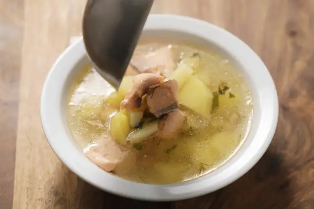 Jak zrobić zupę rybną, która zachwyci smakiem i prostotą?