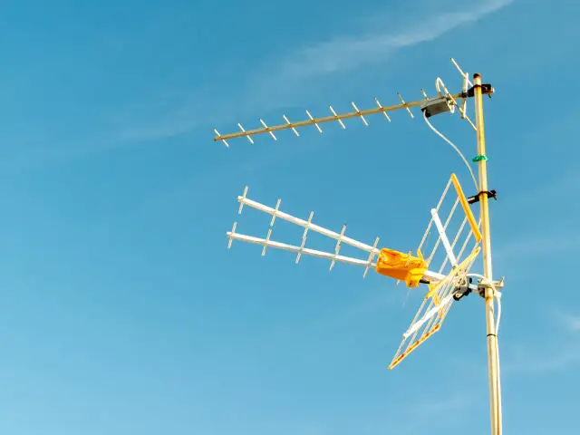 Jaka antena TV do ciężarówki? Sprawdź najlepsze opcje odbioru sygnału