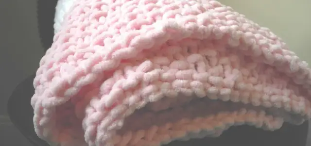 Jak zrobić kocyk dla niemowlaka na drutach - proste wzory i porady