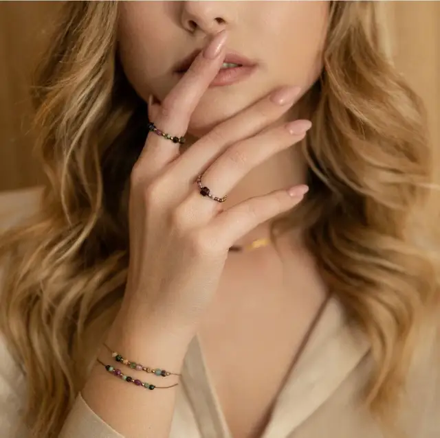 Na którym palcu nosi się obrączkę i pierścionek zaręczynowy? Sprawdź tradycje