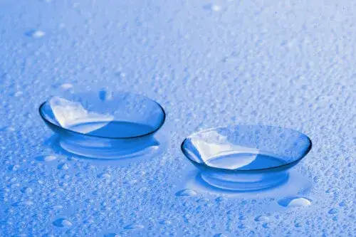 Historia soczewek kontaktowych: kiedy powstały i jak zmieniły życie