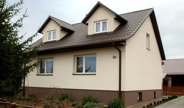 Jakie okna do brązowego dachu? Idealne kolory dla estetycznego wyglądu