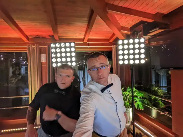 Ile kosztuje DJ na studniówkę? Ceny, które zaskoczą i pomogą w budżecie