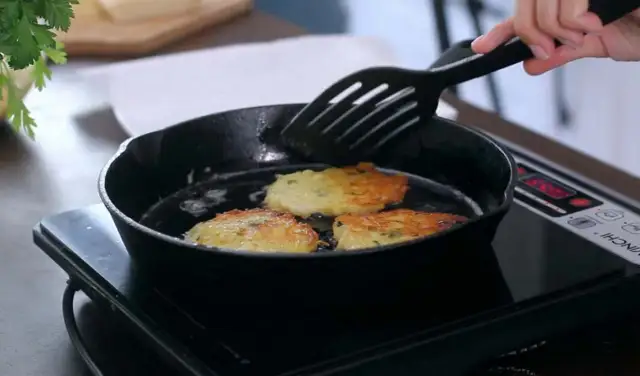 Dlaczego placki ziemniaczane przywierają do patelni? Sprawdzone sposoby na idealne smażenie