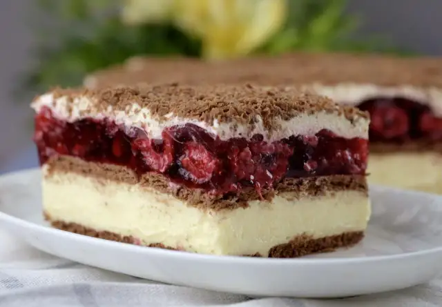 Przepis na ciasto z malinami i budyniem, które zachwyci każdego smakosza