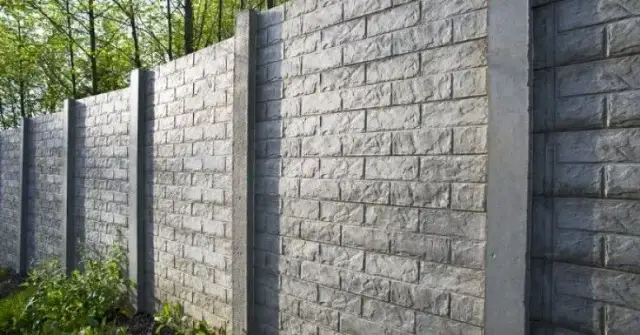 Czym pomalować podmurówkę ogrodzenia, aby była trwała i odporna?