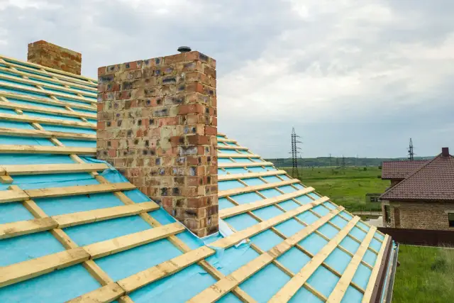 Folia na dach: Jak wybrać najlepszą dla Twojego budynku?