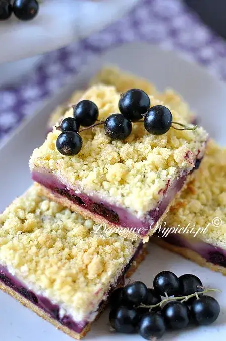 Kruche ciasto z porzeczkami. Prosty przepis na wyjątkowy deser z budyniem