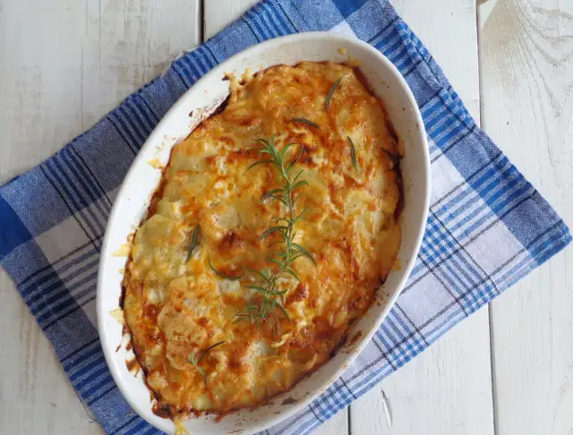 Przepis na zapiekankę ziemniaczaną z cebulą i serem, która zachwyca smakiem